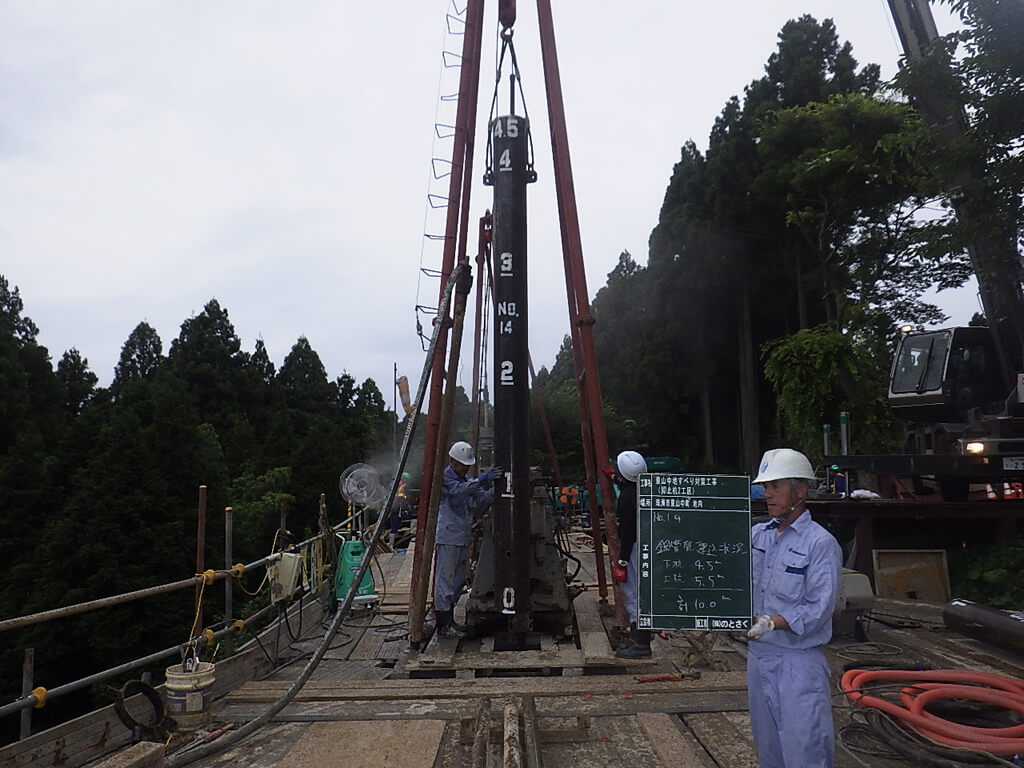 作業写真｜平成28年度 東山中 地すべり対策工事（抑止杭2工区）