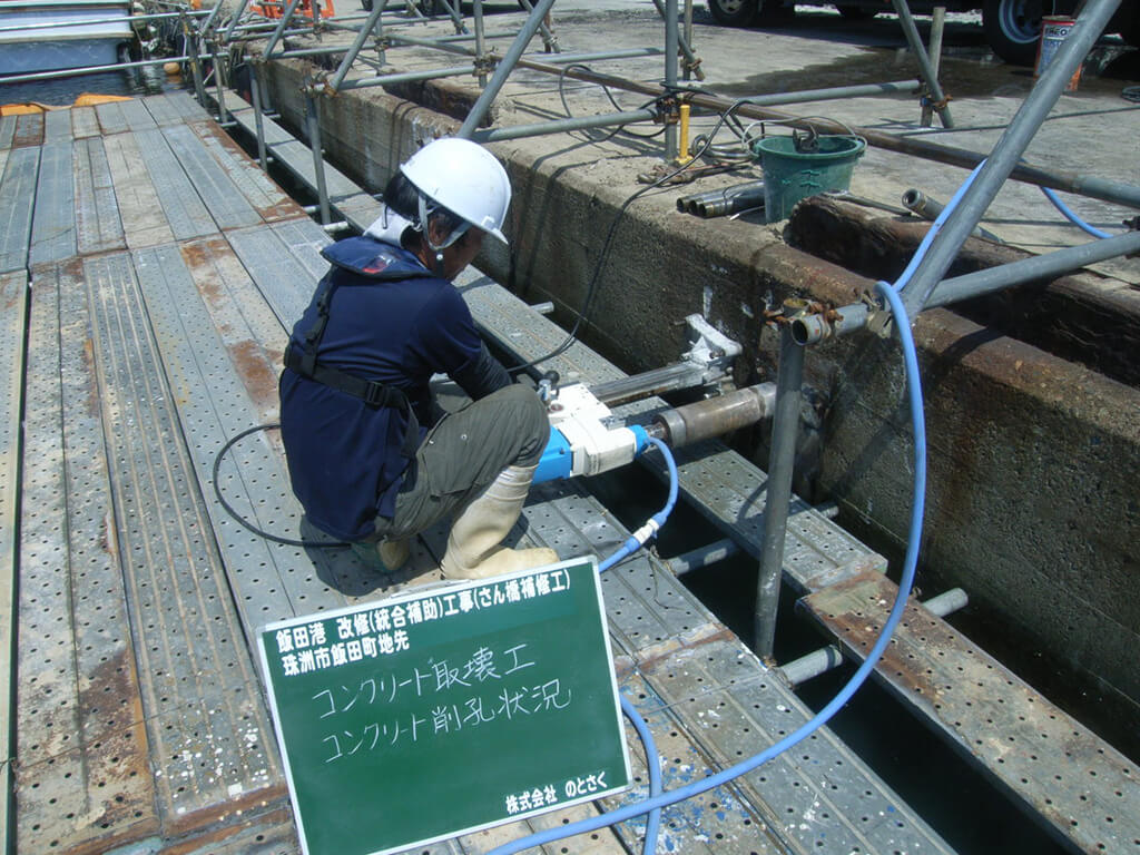 作業写真｜令和2年度 飯田港改修（統合補助）工事（さん橋補修工）