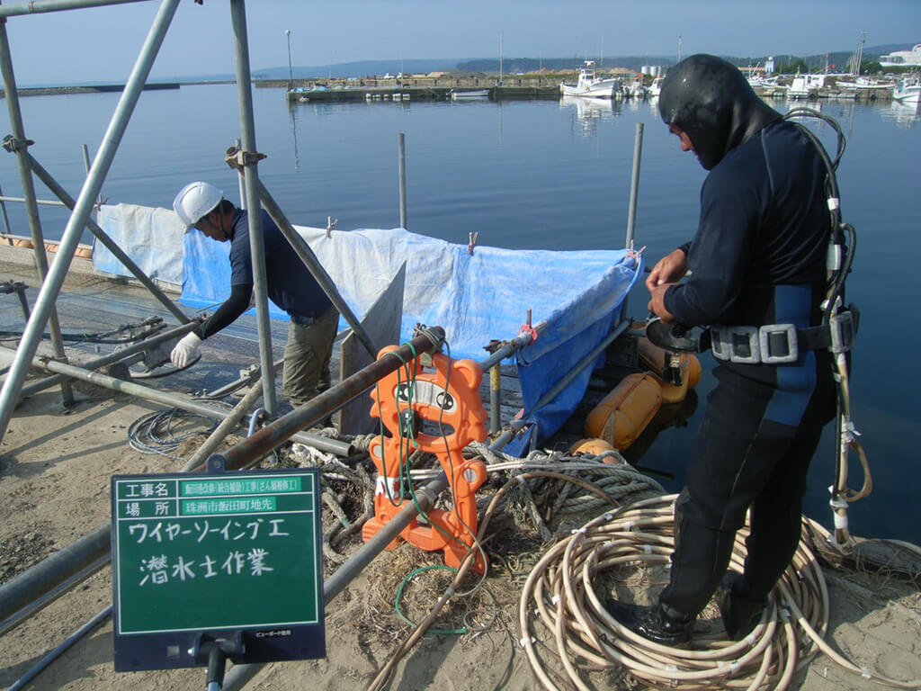 作業写真｜令和2年度 飯田港改修（統合補助）工事（さん橋補修工）