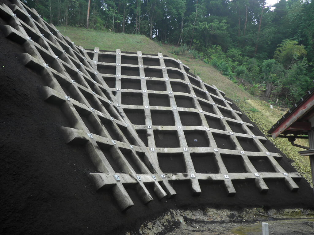 完成写真|平成28年度 飯塚急傾斜地崩壊対策工事(法面2工区)
